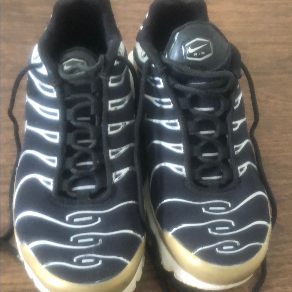 Nike Air Tuned Women Running Shoes - Black/Gold